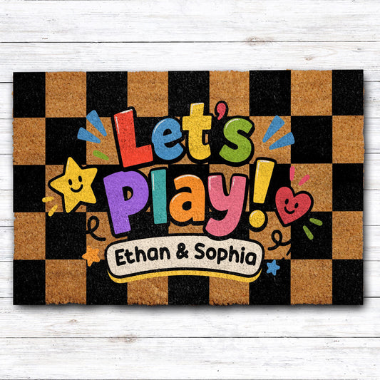Checkered doormat with "Let’s play" lettering and personalized names